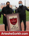 حاشیه بازی؛ اهدای تابلو فرش به گل محمدی و پیروانی حاشیه بازی؛ اهدای تابلو فرش به گل محمدی و پیروانی