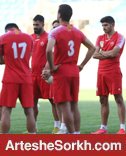 بازیکنان تیم پشت یحیی درآمدند بازیکنان تیم پشت یحیی درآمدند